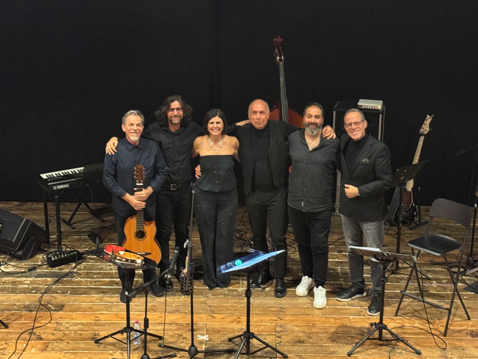La formazione di Samba Rosa al completo, con lo special guest, sul palco